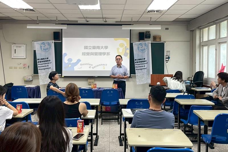 南大經管系主任蕭詠璋向新生與家長介紹系所特色與學習資源。