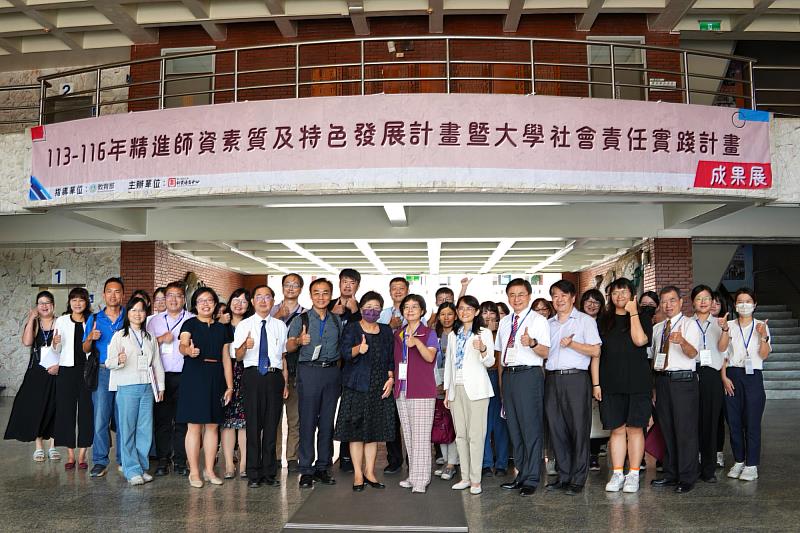 南大成果展同步於誠正大樓穿堂登場，展示多元師資培育與教育創新成果。