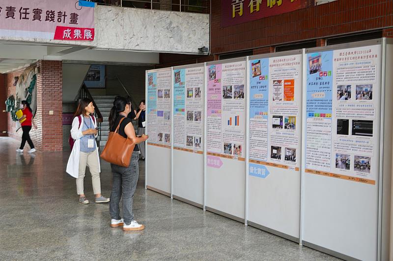 參與者於南大成果展觀覽海報內容，交流教育創新與永續實踐經驗。