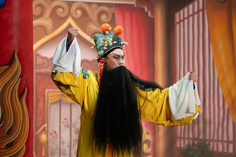 《封神演義．造摘星樓、比干取心》紂王由薪傳歌仔戲團鄭力榮所飾演