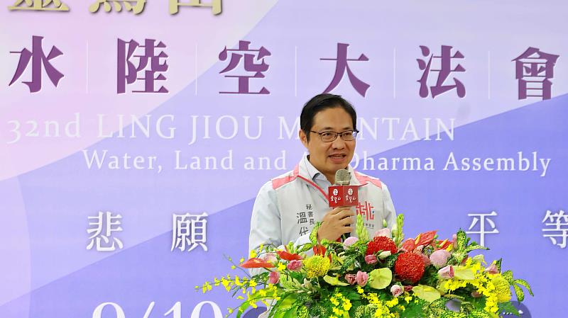 桃園市秘書長溫代欣出席水陸法會新聞發布會，上台致詞。（圖由靈鷲山佛教教團提供）