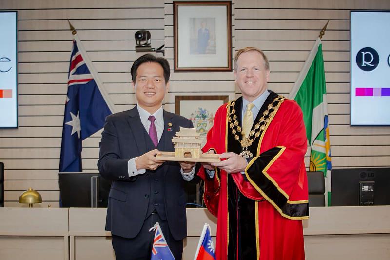 圖3 代理市長邱臣遠致贈竹市東門城石雕予萊德市長Trenton Brown