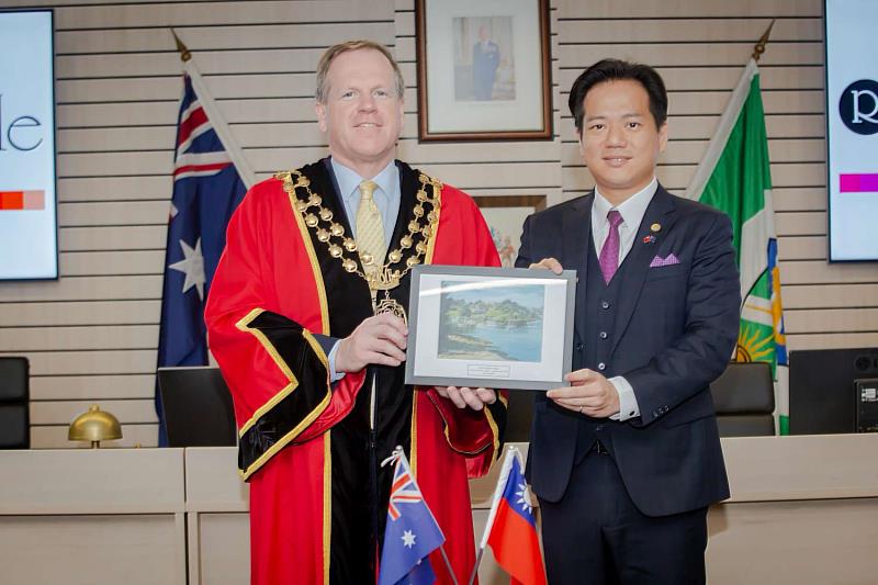 圖4 萊德市長Trenton Brown回贈畫作予代理市長邱臣遠