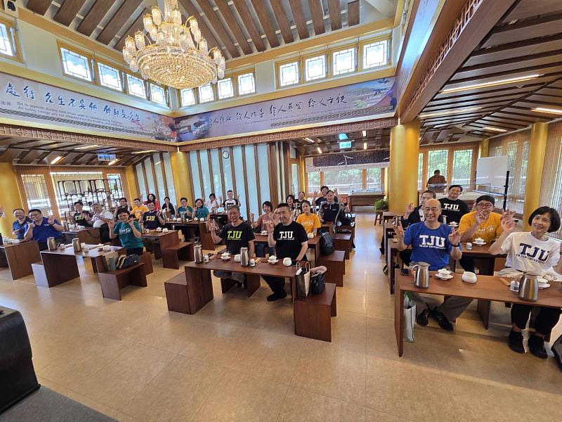 圖1、透過活動「茶禪」活動，茶香氤氳，專注呼吸之間體會「以茶悟道」的靜謐與沉澱