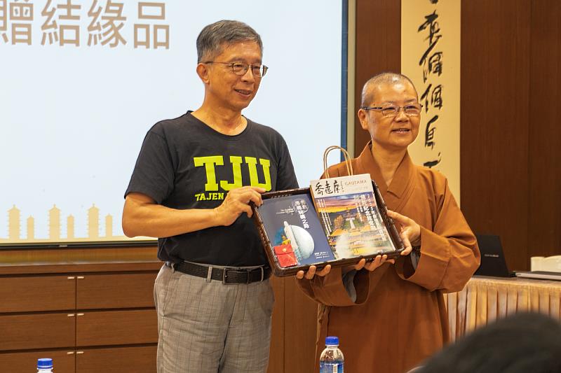 圖3、大仁科大郭校長與佛館妙慧法師合影