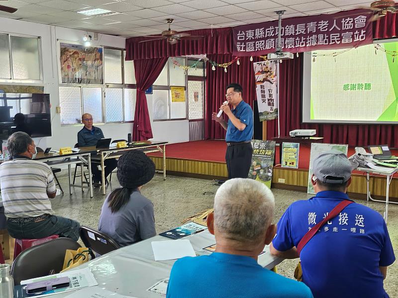 成功工作站葉明璋主任向林農說明林業政策