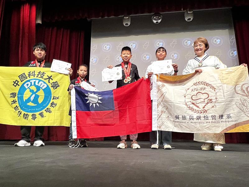 中國科大觀管系郭子郢同學（左1）上臺授獎（照片/校方提供）