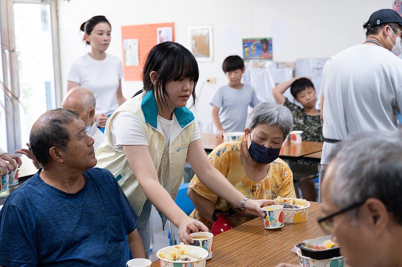 「學生志工×小蜜蜂餐車」活動,8名曙光女中國中部畢業生擔任志工