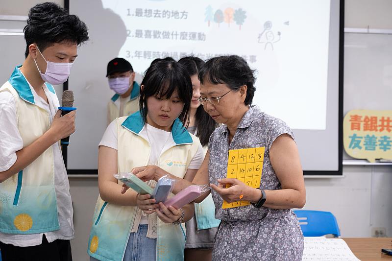 「學生志工×小蜜蜂餐車」活動,8名曙光女中國中部畢業生擔任志工