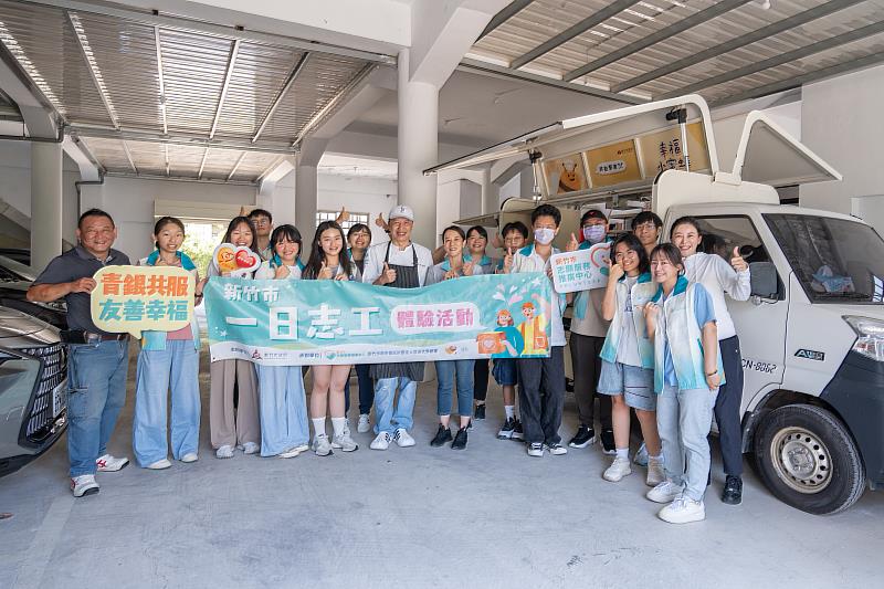 「學生志工×小蜜蜂餐車」活動,8名曙光女中國中部畢業生擔任志工