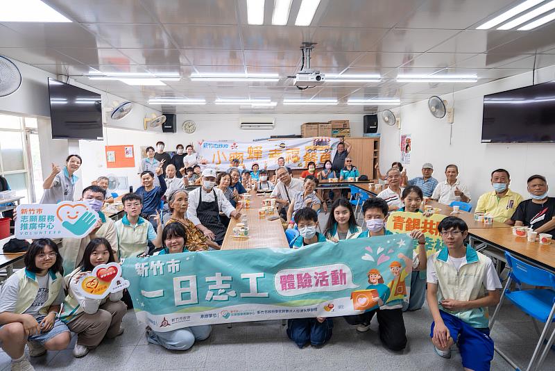 「學生志工×小蜜蜂餐車」活動,8名曙光女中國中部畢業生擔任志工
