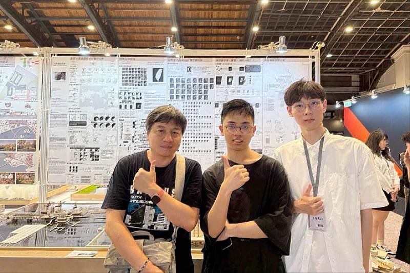 （左起）指導老師李志剛、學生翁逸軒與許振庭，共同發表畢業專題「海岸備援計畫」，以AI打造水患下的未來居住方案。