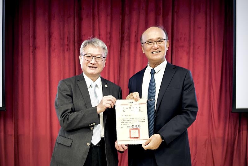 黃建寧校長(左)頒發感謝狀，感謝林騰蛟教授針對高教人才培育詳盡的分享。
