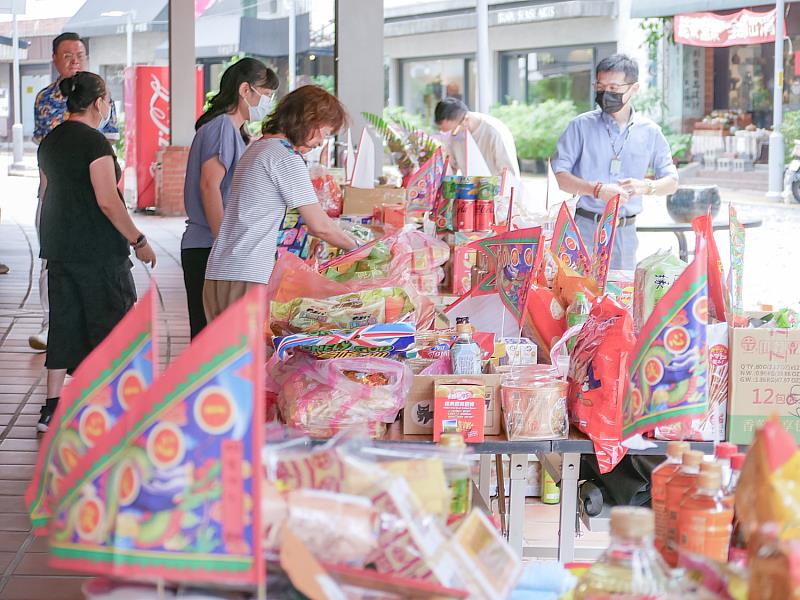 社區夥伴齊心準備供品，桌上擺滿豐盛食物與心意，展現鶯歌人共同守護傳統的情感。