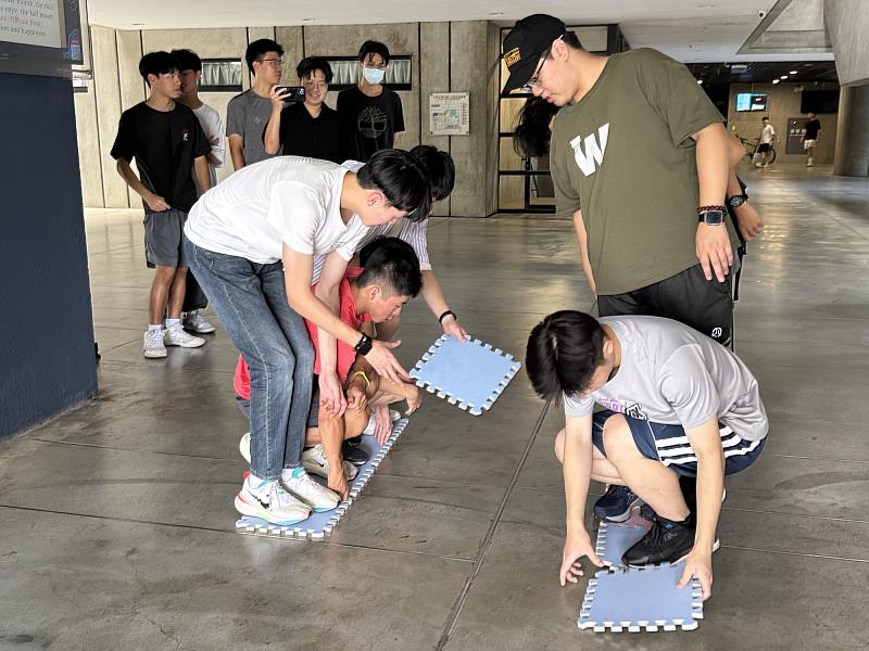 同學進行過河拆橋遊戲，全程以英文對話，從遊戲中學英文。