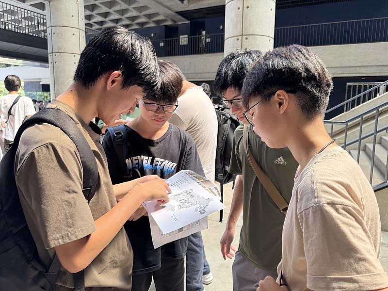 英語校園闖關活動，新生熱情參與。