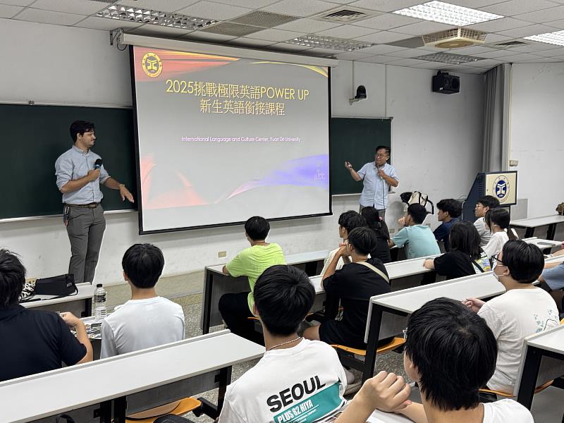 教材融入迎新英語課程與各項活動中，協助新生建立學習信心，圖為教師授課畫面。