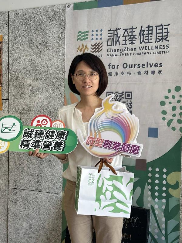 中國醫藥大學營養學碩士葉鈺雯善用個人專業及勞動部創業鳳凰資源開創個人品牌，今年中秋推出「誠臻健康．無麩質米果禮盒」