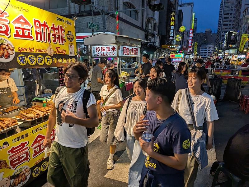 兩校學生邊互動邊逛六合夜市