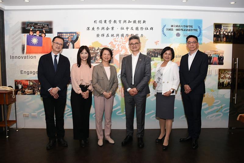政大EMBA每年安排海外模組課程，並與海外名校建立聯盟，形成跨國學習平台。課程涵蓋最新的醫療創新與產業研究，也引導學員將企業發展與全球趨勢接軌。