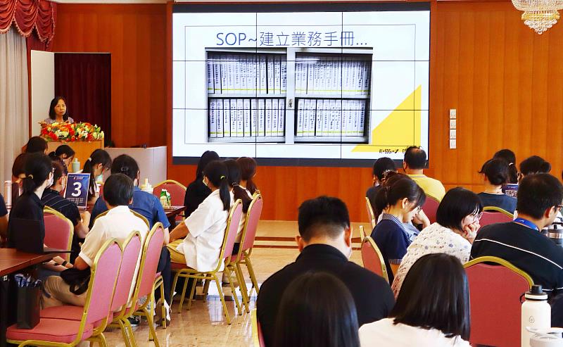 總務處總務組丘瑞玲組長分享日常工作中的SOP與PDCA經驗。(圖/淡江大學提供)
