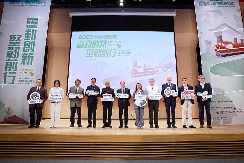 「2025年臺灣文化遺產國際論壇」開幕，日本大井川鐵道社長鳥塚亮（左起）、交通部觀光署長陳玉秀、中國科技大學建築系教授閻亞寧、農業部林業及自然保育署長林華慶、文化部文資局長陳濟民、文化部長李遠、國際文化紀念物與歷史場所委員會（ICOMOS）主席Teresa Patrício、國際景觀建築師協會（ICOMOS-IFLA）前主席Steve Brown、英國威爾普蘭菲爾鐵路秘書長Micheal Reilly、瑞士雷蒂亞鐵路亞太區