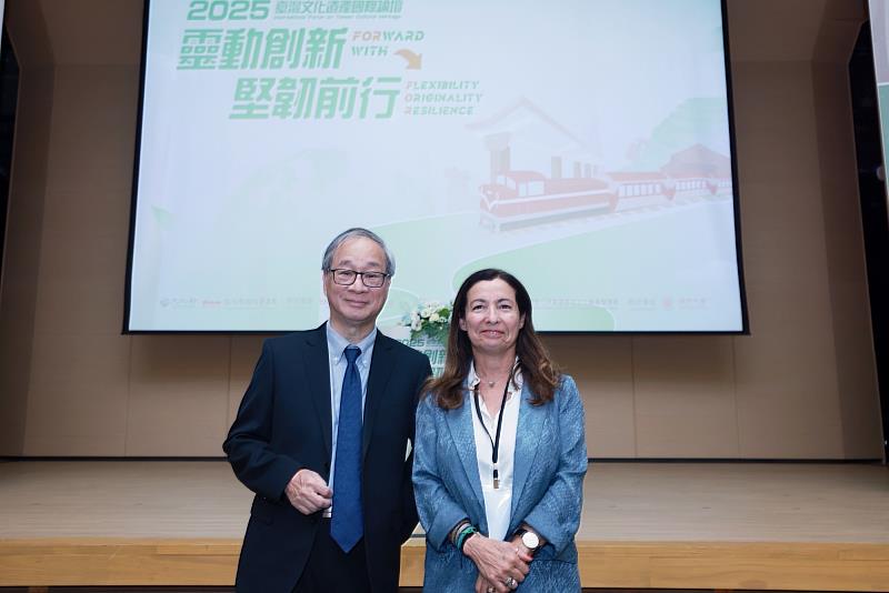 「2025年臺灣文化遺產國際論壇」今（5）日開幕，文化部長李遠（左）與國際文化紀念物與歷史場所委員會（ICOMOS）主席Teresa Patrício合影。