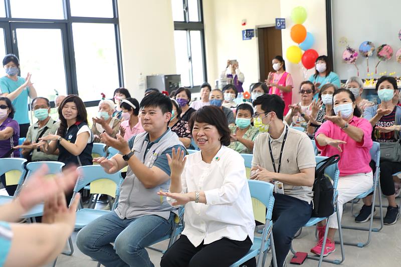黃敏惠市長與長輩一起唱歌動動身體