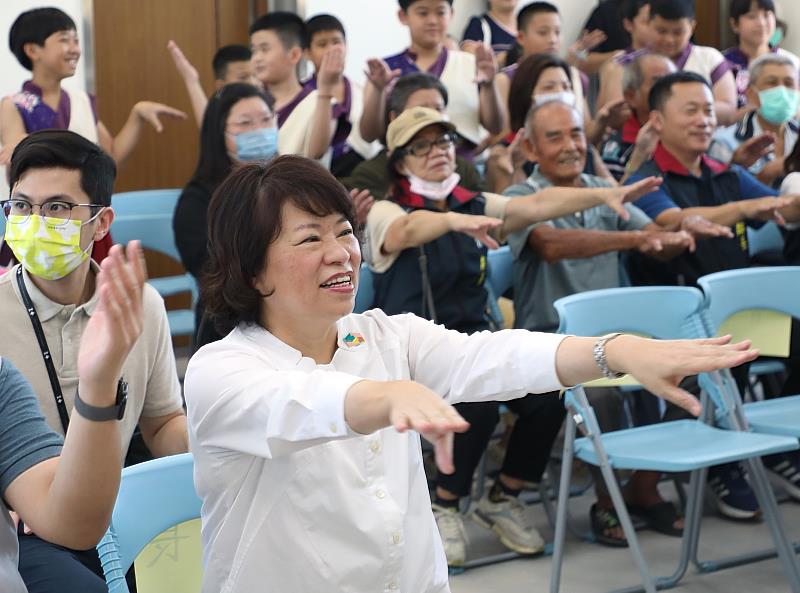 黃敏惠市長與長輩一起唱歌動動身體