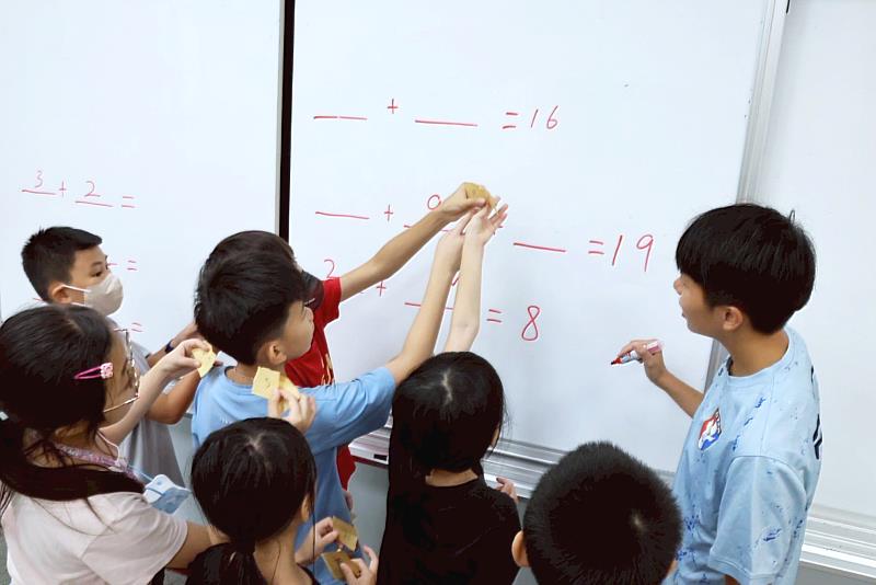 營隊由中金院女足球隊學生擔任助教，輔助營隊活動順利進行，也確保每個孩子的學習進度都能得到適時引導。（圖/中金院提供）