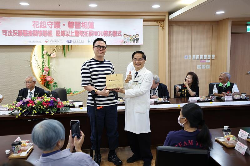 馨生人洺哲感恩花蓮慈院對他全力以赴的醫治，讓他重新站起來，更能成為個管師發揮力量幫助脊損損傷傷友。林欣榮院長也代表花蓮慈院額外捐贈四十份的物資，提供馨生人生活上的資助，由洺哲代為接受。（攝影/徐立勤）