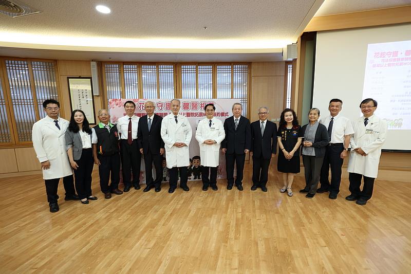 花蓮慈院以醫學中心的資源加入司法保護醫療關懷聯盟，5日簽約儀式，中央及地方司法與衛生機關做見證。左起花蓮慈院何宗融副院長、花蓮地檢檢察長陳佳秀、犯罪被害人保護協會花蓮分會主任委員徐正隆、法務部保護司洪信旭司長、高等檢察署檢察長及犯罪受害人保護協會董事長張斗輝、慈濟醫療法人執行長林俊龍、花蓮慈濟醫院院長林欣榮、門諾醫院院長莊永鑣、花蓮高分檢檢察長洪培根、花蓮縣衛生局副局長鍾美珠、花蓮慈院志工室主任顏靜曦、花蓮慈院副院長陳星助、花蓮慈院法制長李毅。（攝影/徐立勤）