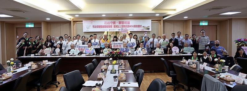 簽約儀式完成，眾人合影見證司法、醫療與民間團體的合作無間，促成共善的社會。（攝影/徐立勤）