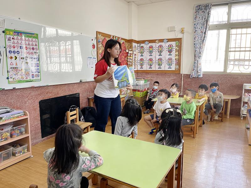 南華大學推動繪本創作計畫，跨系集體創作，幼教系學生教導學童如何創作繪本。