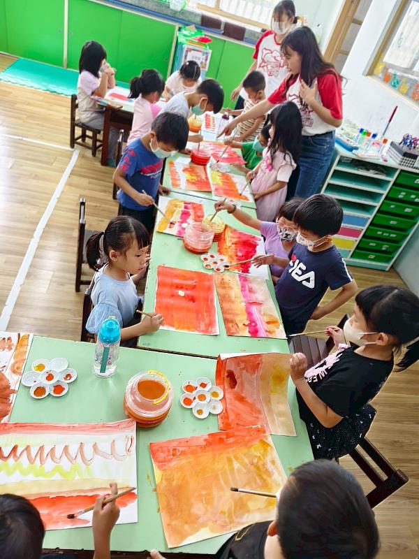 南華大學推動繪本創作計畫，幼教系學生教導學童創作繪本，學童揮灑無限創意。