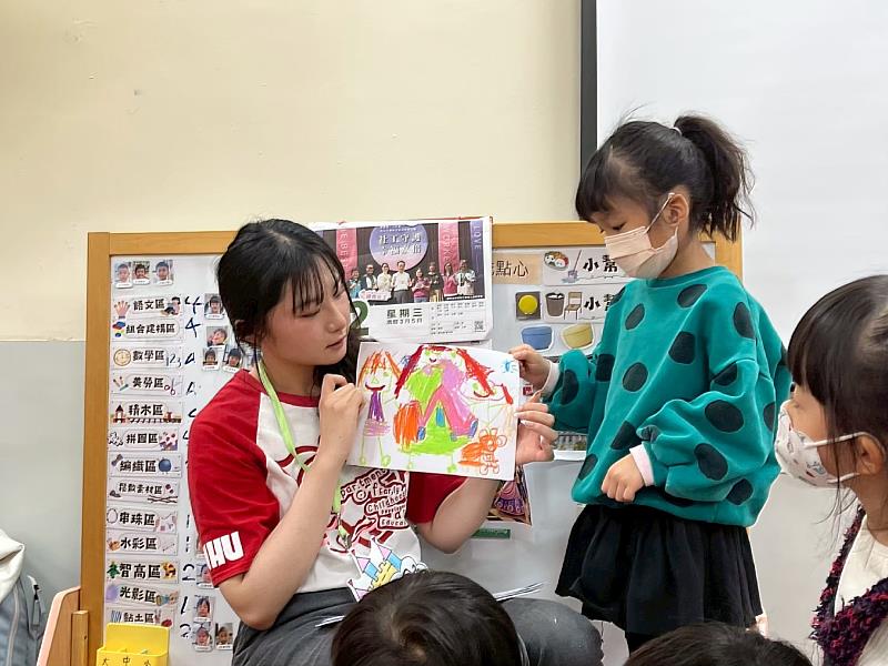 南華大學推動繪本創作計畫，幼教系學生教導學童製作繪本，學童分享創作內容。