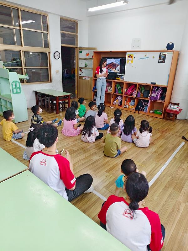 南華大學推動繪本創作計畫，跨系集體創作，幼教系學生教導學童如何創作繪本。