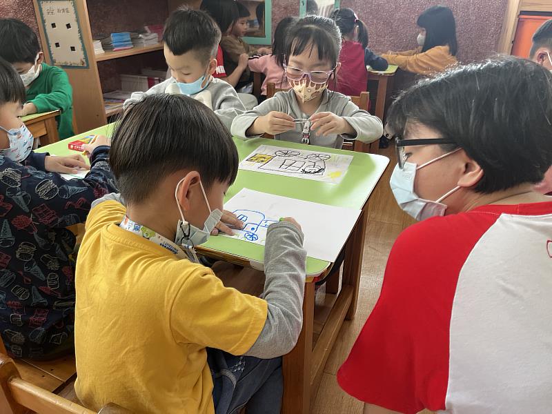 南華大學推動繪本創作計畫，幼教系學生教導學童製作繪本，並聆聽其創作想法。