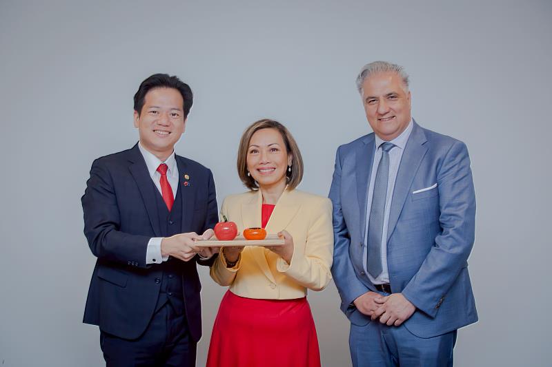 代理市長邱臣遠贈聯邦議員Dai Le一柿蘋安