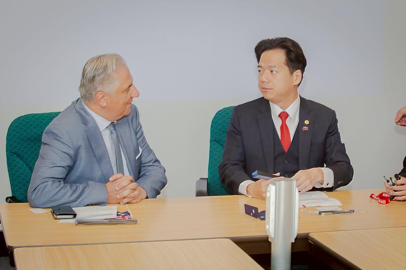 費爾菲迪市長Frank Carbone（左1）與代理市長邱臣遠相互交流市政意見