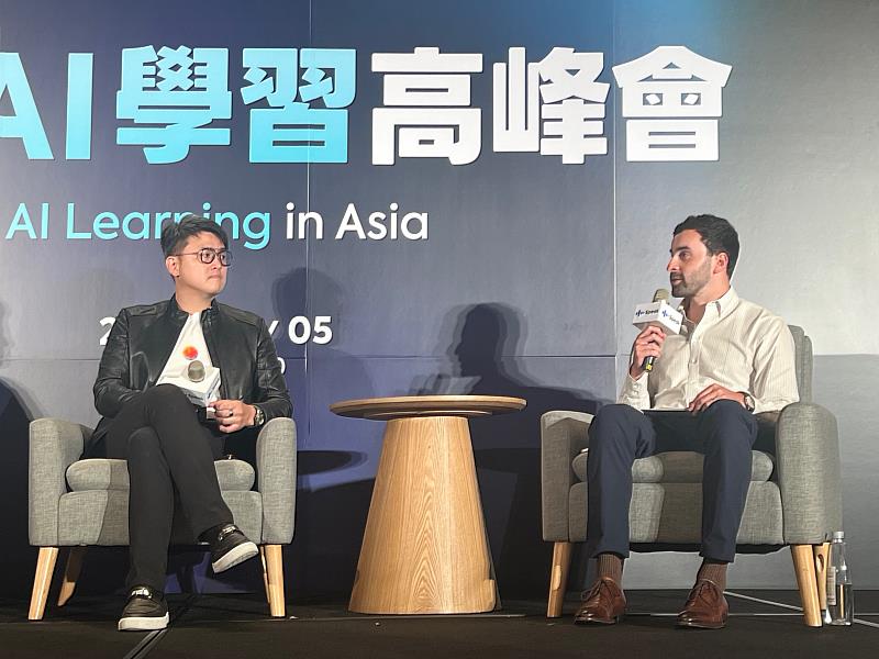 台灣大哥大個人用戶事業商務長林東閔受邀擔任「Speak Summit 2025：亞洲 AI 學習高峰會」講者 （圖左為台灣大個人用戶事業商務長林東閔，右為Speak 營運長Colton Gyulay）。