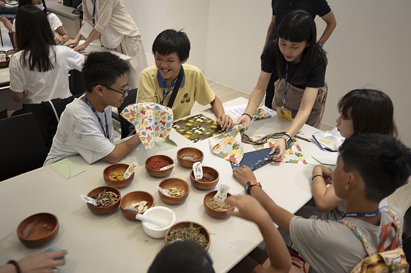國美館2025「福爾摩沙藝術進駐」駐館藝術家艾瑪.班.阿齊札「無用物種博物館」12-15歲藝術教育工作坊