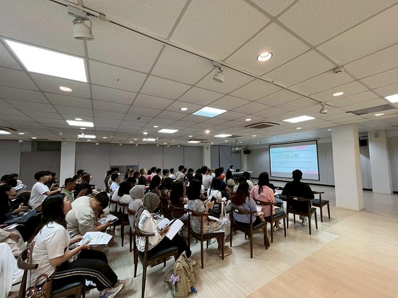 圖二 國際事務處同仁向國際新生詳細解說在台居留、工讀與保險相關法規