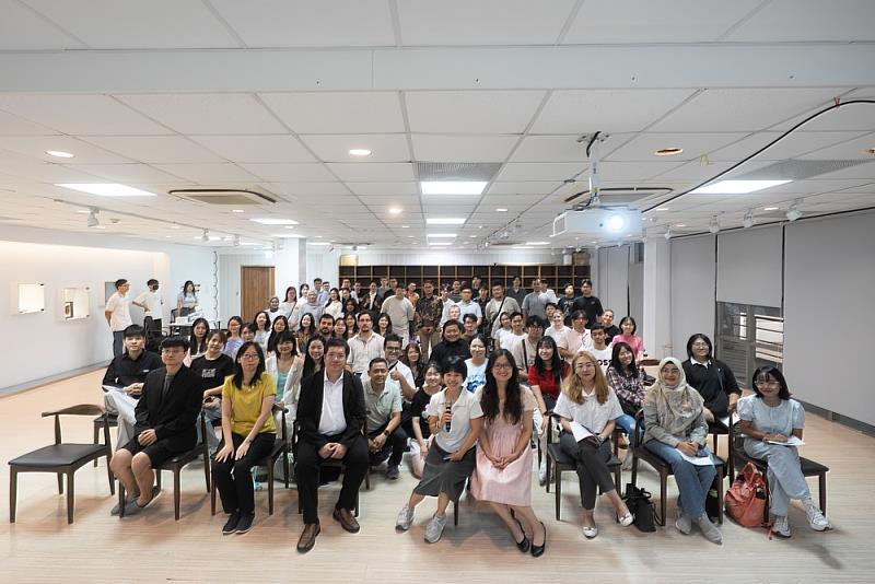圖四 與會師生於2025國際新生入學說明會合影留念，共同見證新生在雲科生活的起點