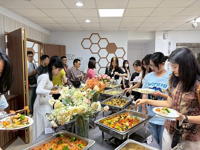 圖三 活動中安排自助午餐時光，國際新生與師長交流互動，增進彼此了解