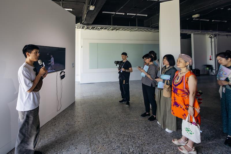 藝術家張可揚介紹作品《昌勳與他的打字機VR360現場演出版》