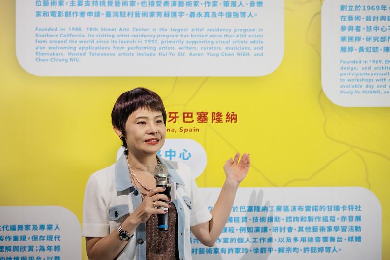 文化部藝術發展司長周雅菁介紹選送駐村計畫突破性的聯展形式