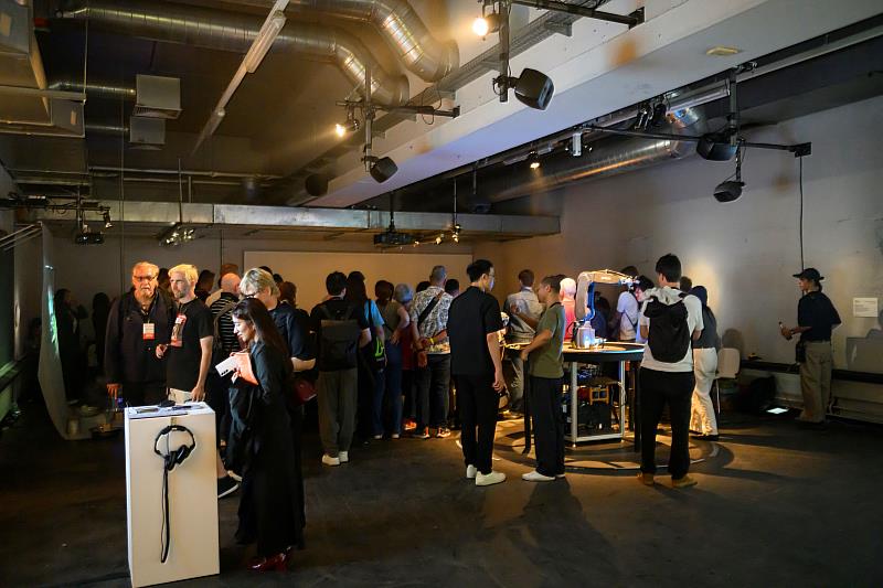 臺灣展區作品呈現多元的創作模式與觀點，為本屆展覽一大亮點，吸引眾多觀眾與國際藝文人士參觀（駐德國代表處文化組提供）