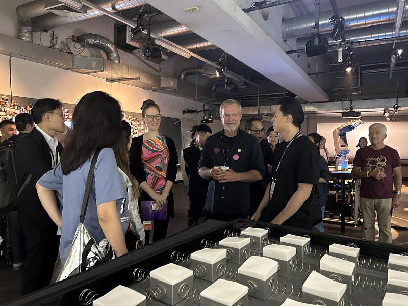 林兹電子藝術節主辦團隊特前來臺灣展區與藝術家現場交流（駐德國代表處文化組提供）