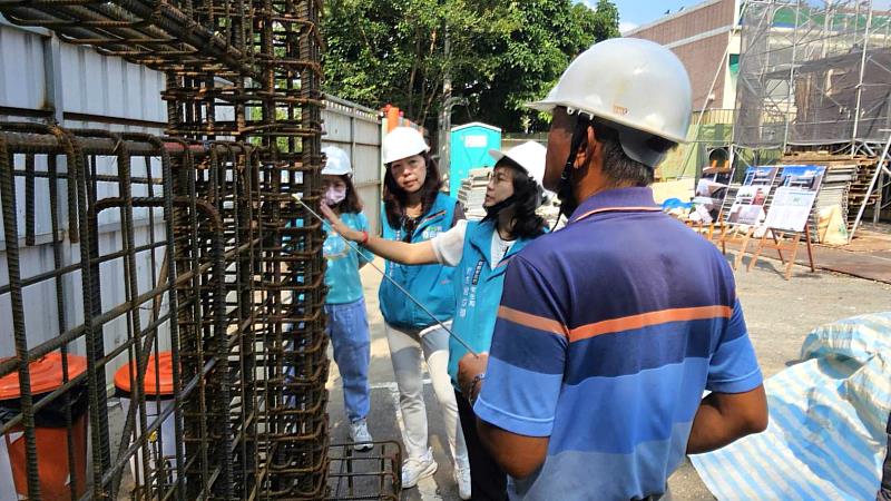嘉義縣衛生局長趙紋華視察中埔衛生所重建工程